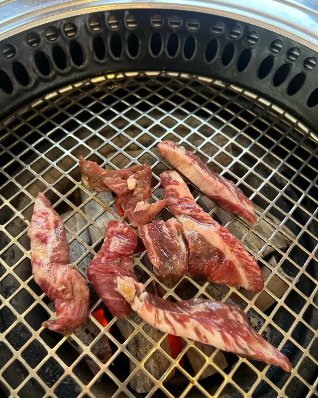 숯불 위에서 익어가는 우대갈비