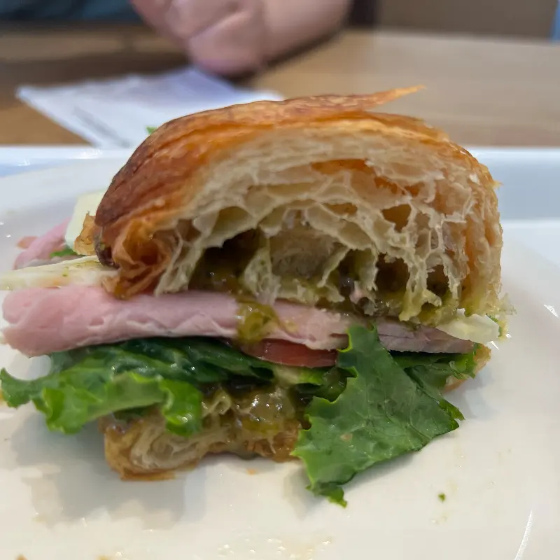 크로와상 샌드위치의 단면