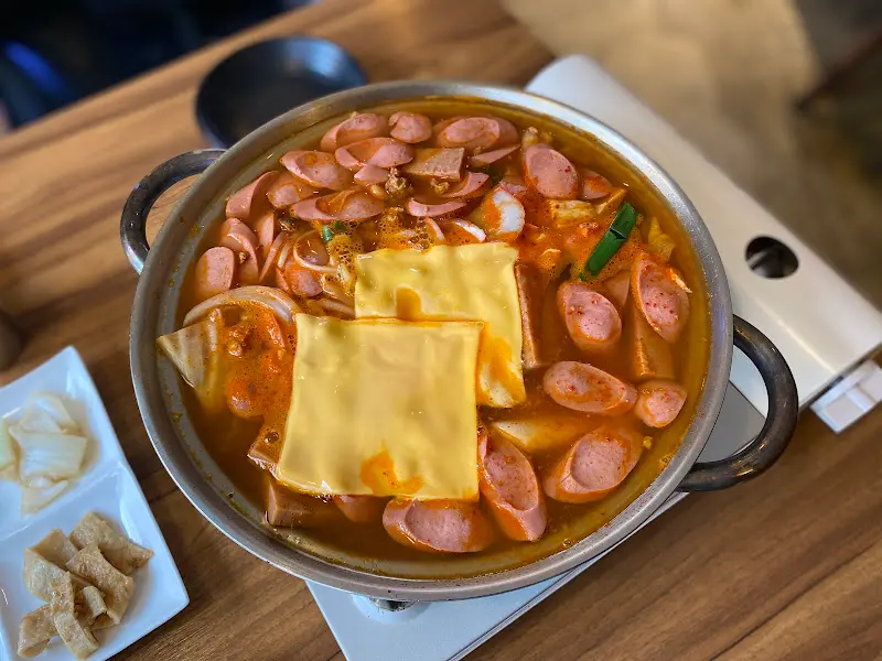 햄과 치즈가 듬뿍 들어간 부대찌개
