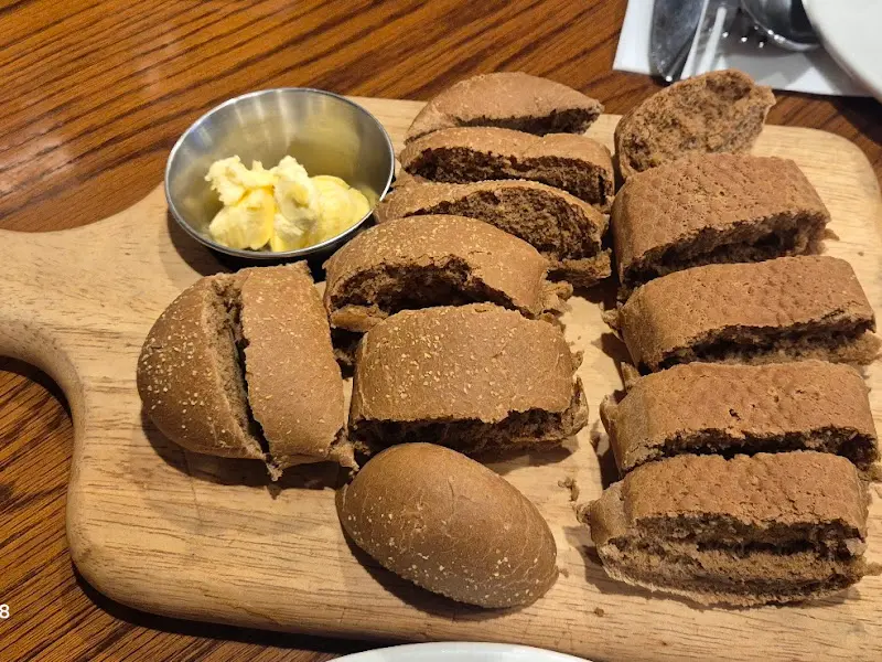 따뜻하게 구워진 부쉬맨 브레드와 버터
