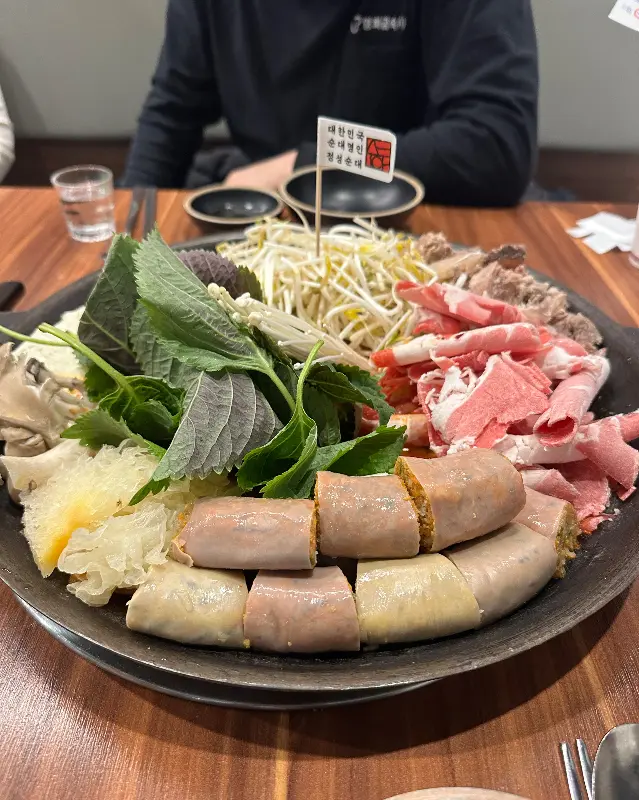 푸짐한 순대와 각종 재료가 듬뿍 들어간 순대전골