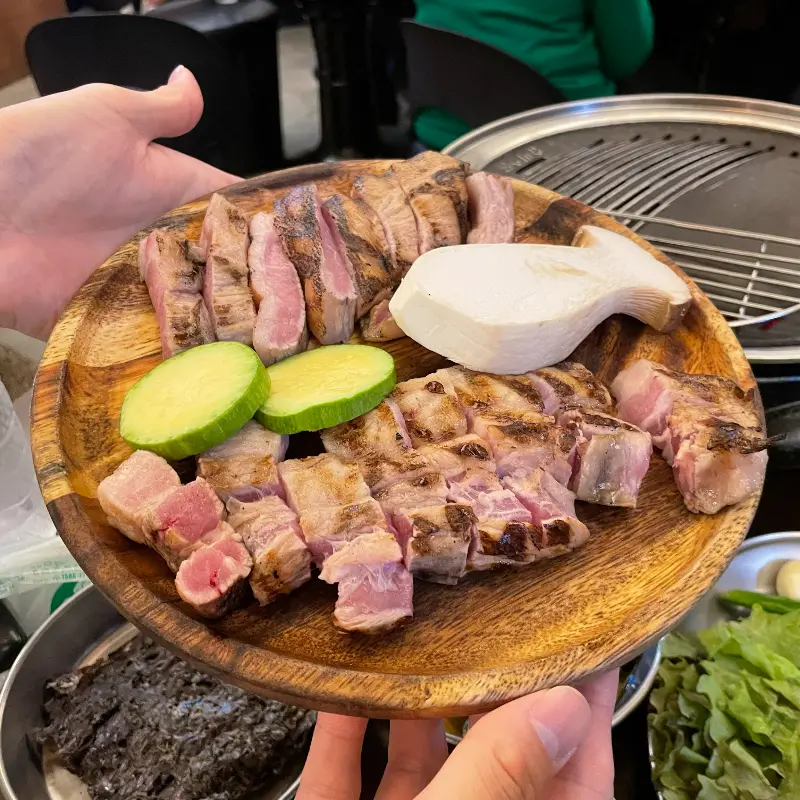 고기와 함께 제공되는 소스