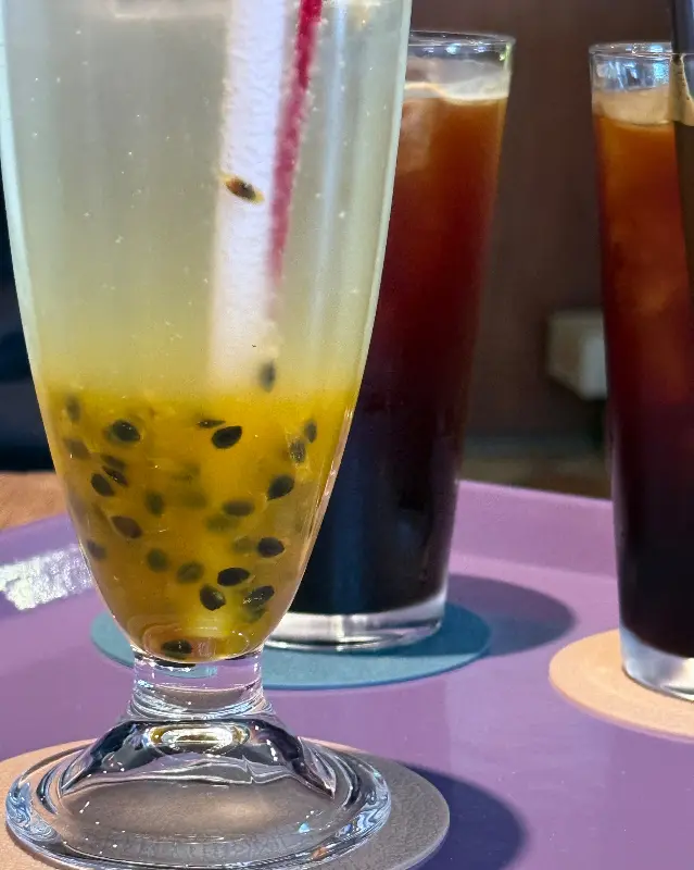 다양한 음료가 놓인 테이블