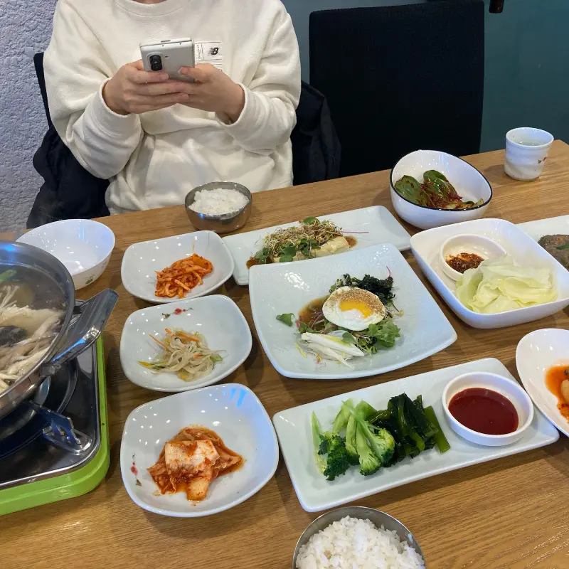 선식당의 푸짐한 한 상 차림