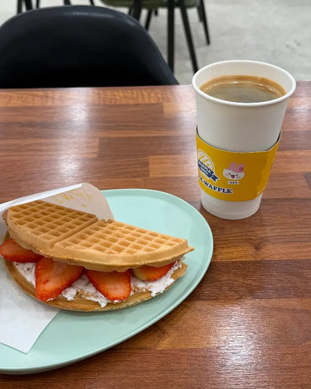 딸기 와플과 아이스 아메리카노