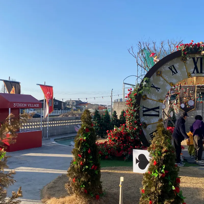 카페 입구에 설치된 앨리스 컨셉 조형물