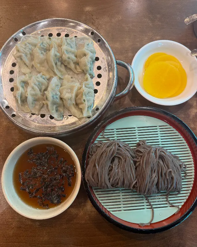 판모밀과 통만두 한상차림