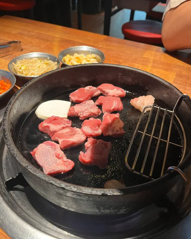 불판 위에 올려진 갈매기살