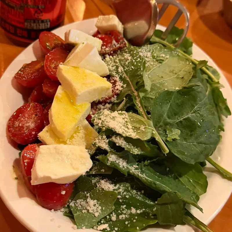 신선한 루꼴라가 올라간 피자