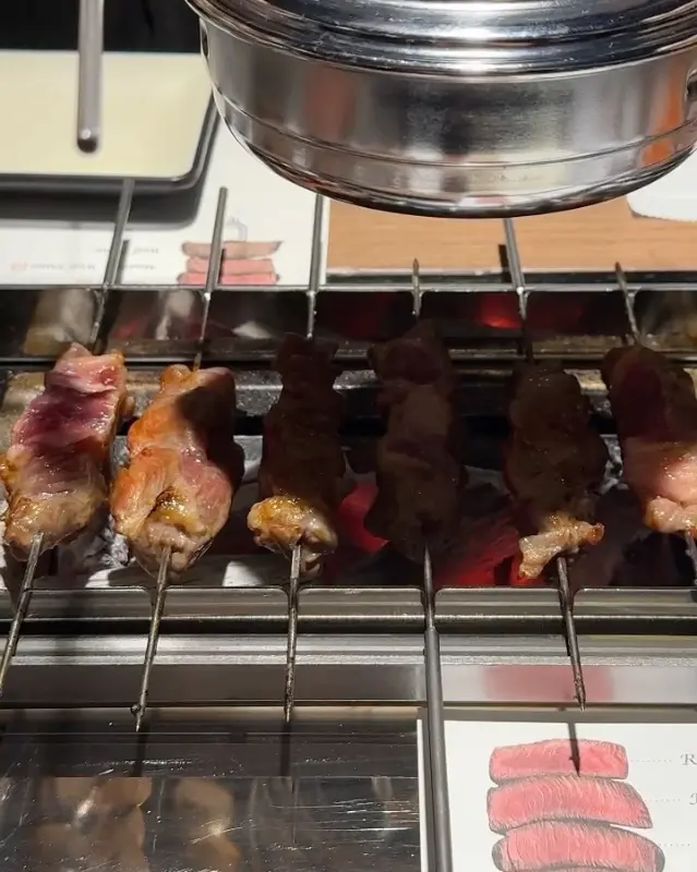 숯불 위에서 구워지는 양꼬치