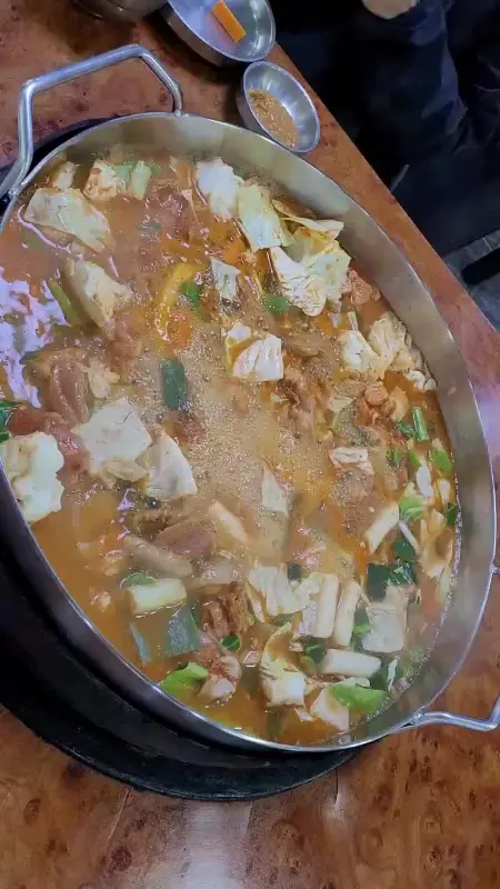 신선한 재료가 가득한 닭갈비