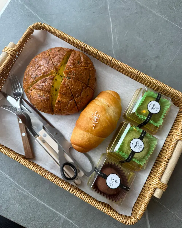 다양한 빵들이 담겨있는 쟁반