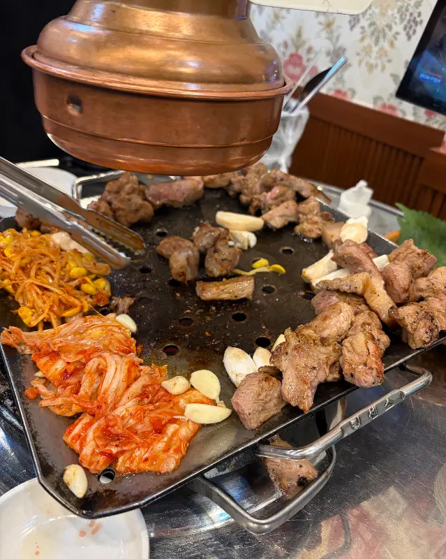 김치와 콩나물이 함께 구워진 뒷고기