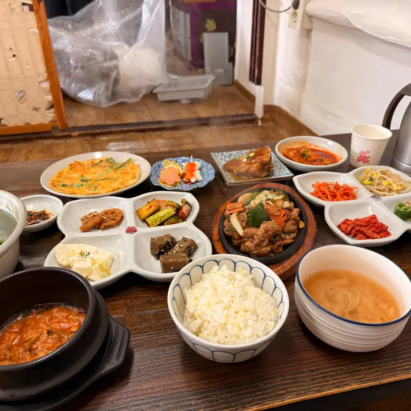 정갈하게 차려진 꽃밥정식 한 상 차림