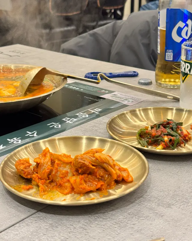 볶음김치가 담긴 놋그릇