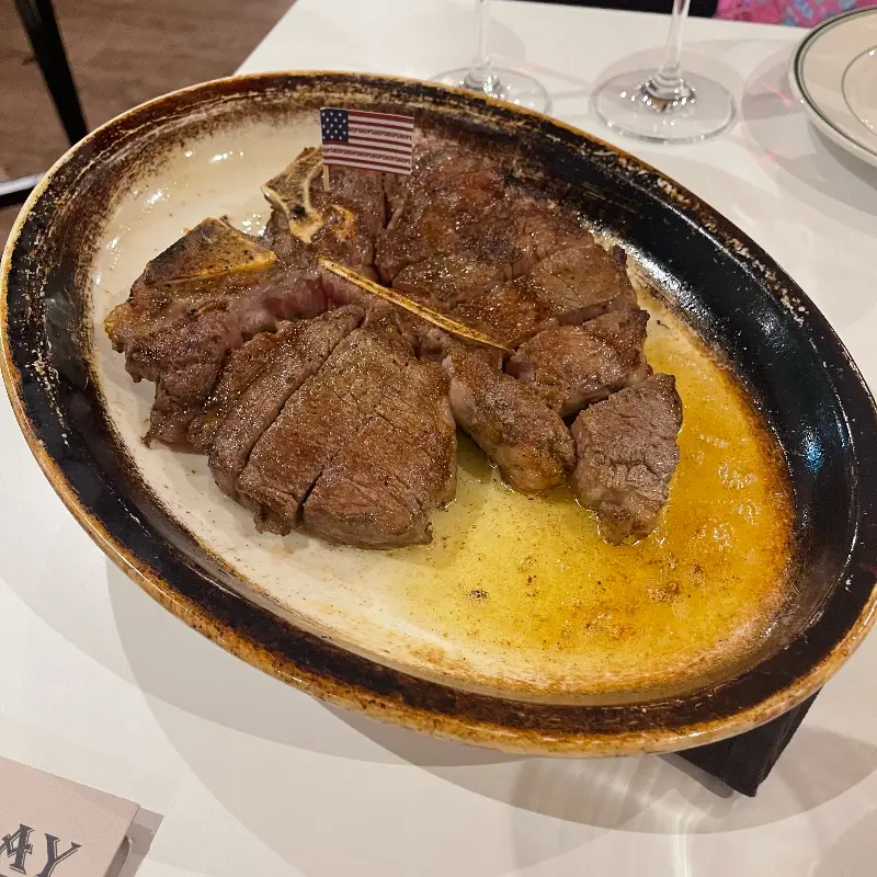 미국 국기가 꽂힌 티본 스테이크