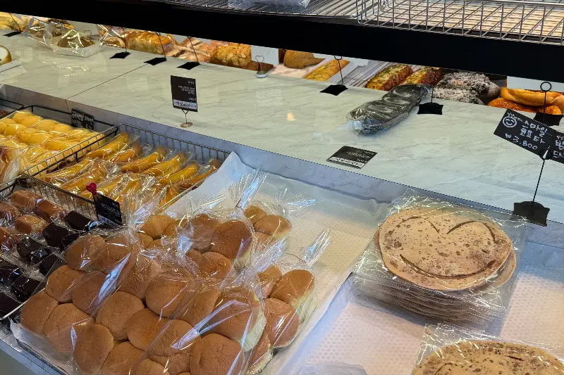 다양한 빵 진열 모습
