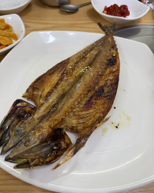 노릇하게 구워진 고등어구이