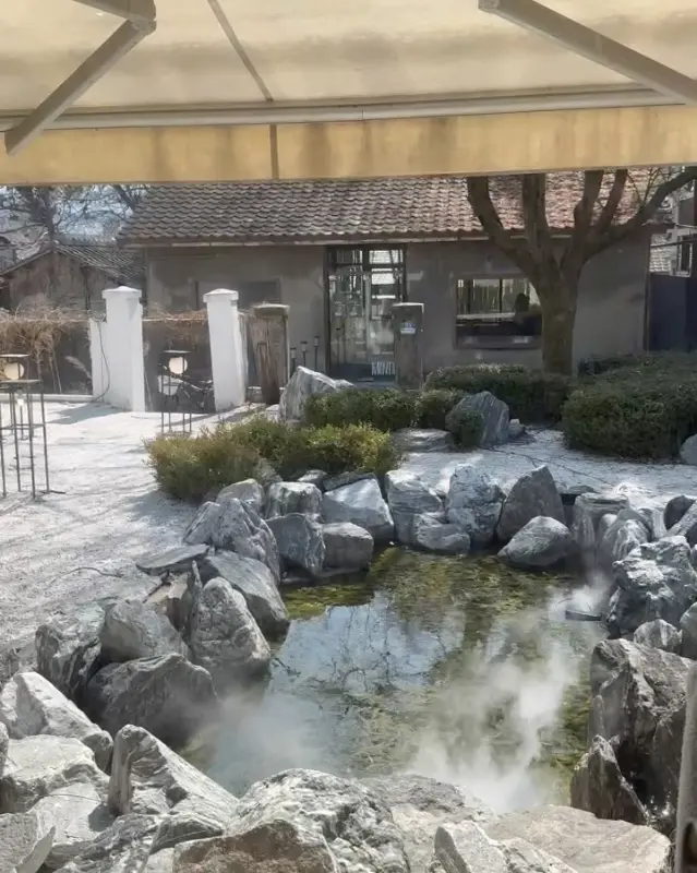 일본식 정원을 연상시키는 연못