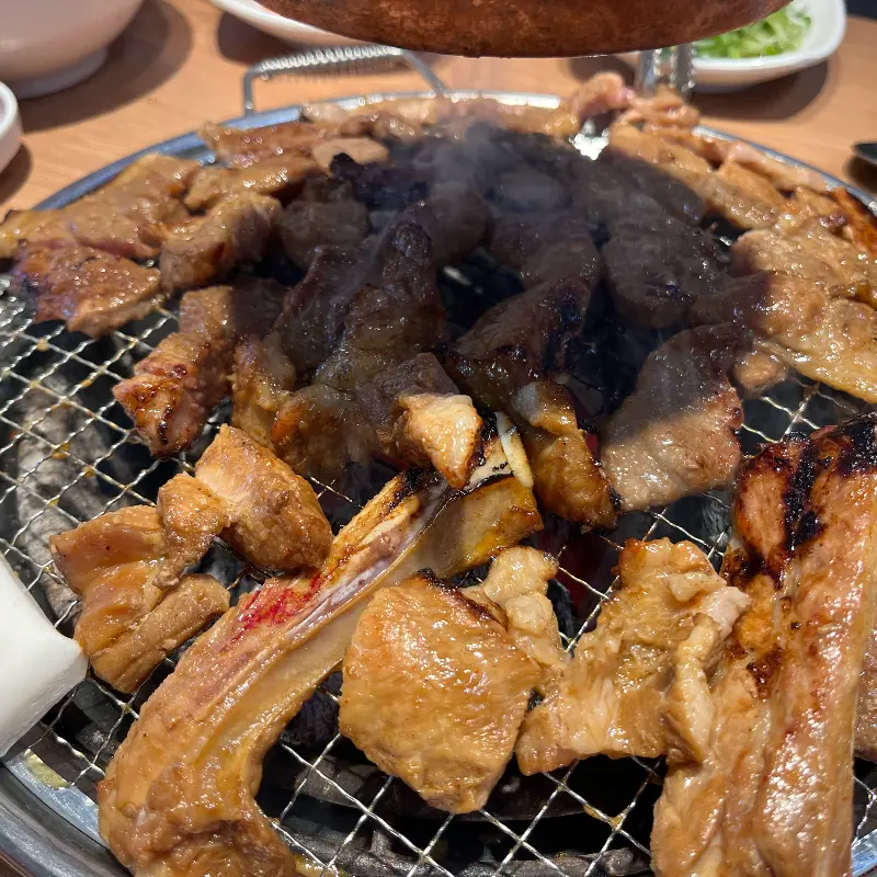 숯불에 구워지는 돼지갈비
