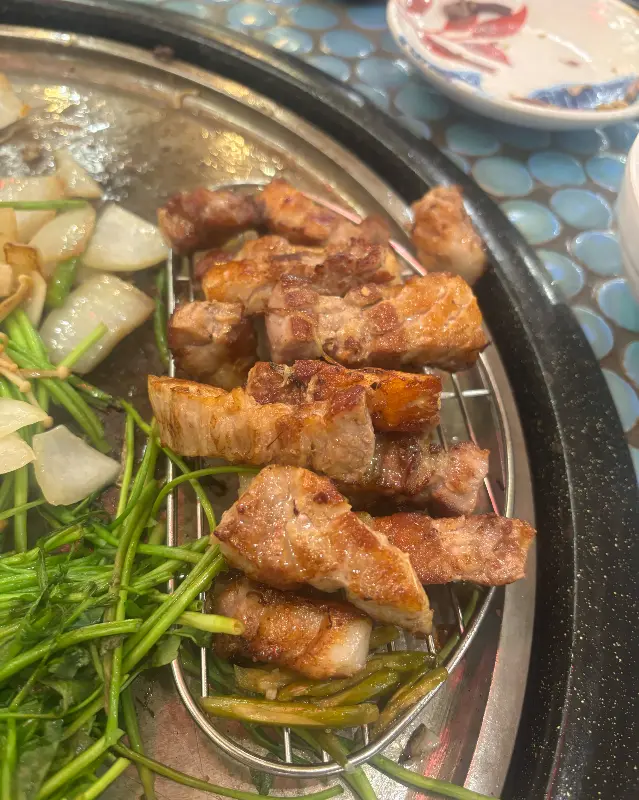 초벌되어 나오는 삼겹살