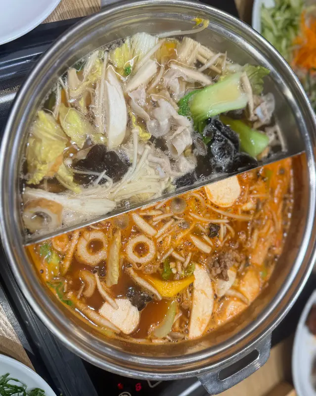 두 가지 육수가 담긴 샤브샤브 냄비