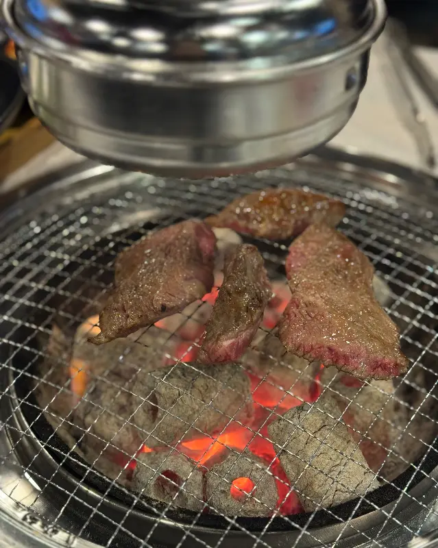 숯불 위에서 맛있게 익어가는 꽃갈비살