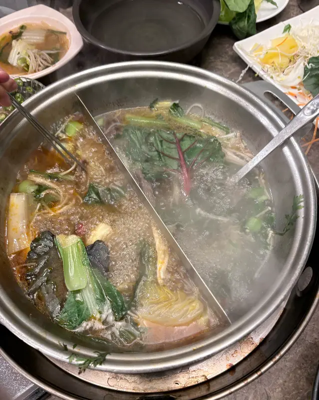 반반 육수에 끓고 있는 칼국수