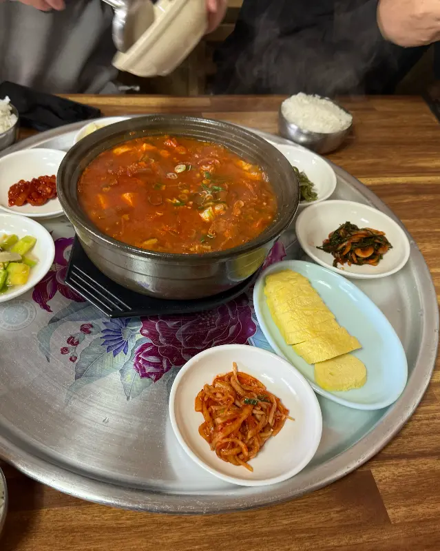 푸짐한 김치찌개 한 상 차림