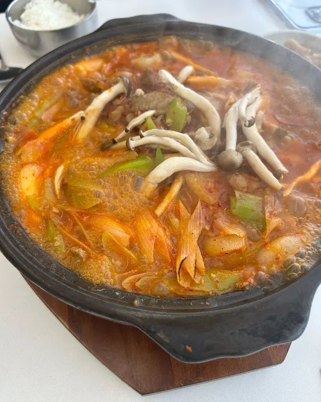 보글보글 끓는 김치찌개