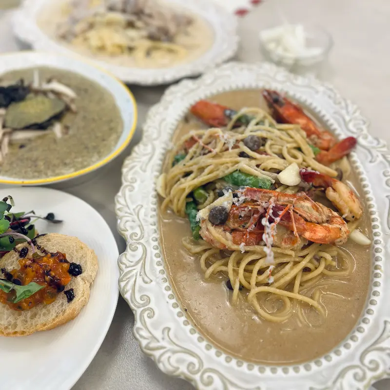 다채로운 메뉴가 차려진 테이블