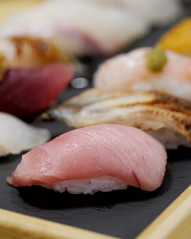 윤기가 흐르는 참치 초밥의 클로즈업 샷