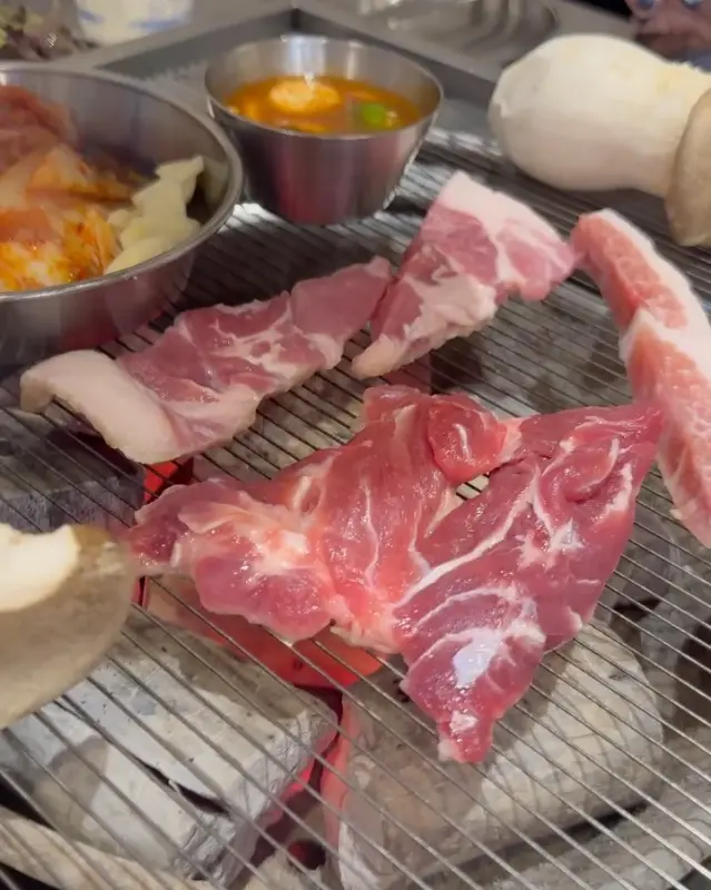 불판 위의 고기