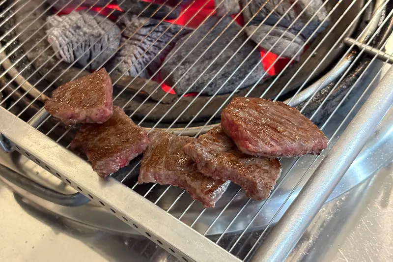 숯불 위에서 구워지는 소고기