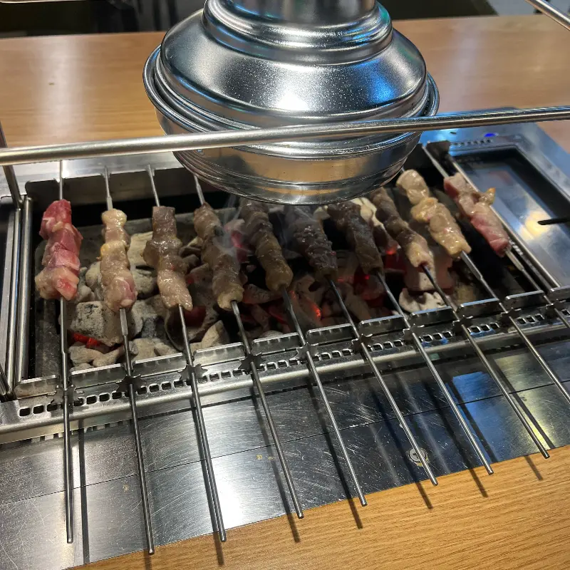 숯불 위에서 익어가는 양꼬치
