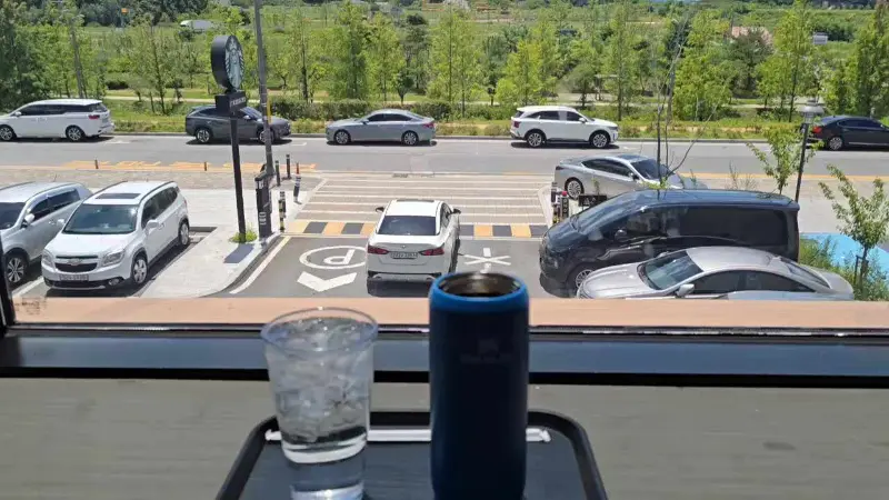 매장 창밖으로 보이는 주차장과 도로 풍경