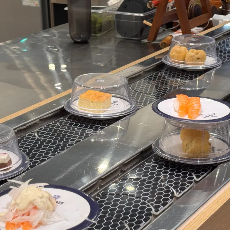 레일 위를 따라 초밥들이 이동하는 모습