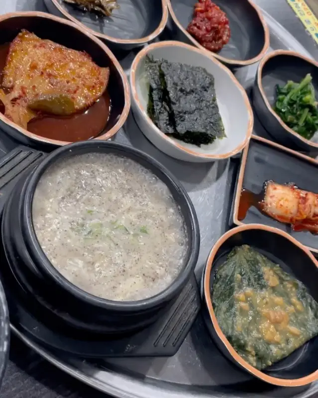 다양한 밑반찬이 정갈하게 담겨 나온 모습