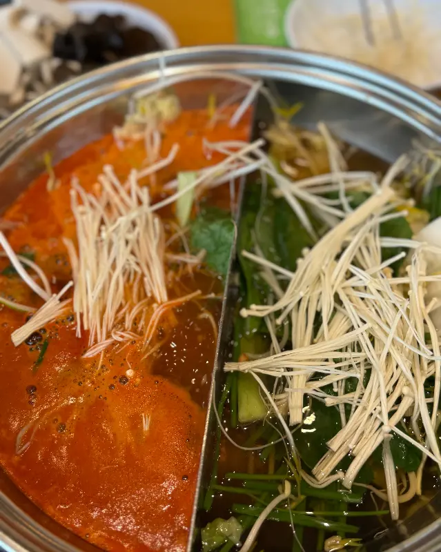 두 가지 맛을 즐길 수 있는 반반 육수