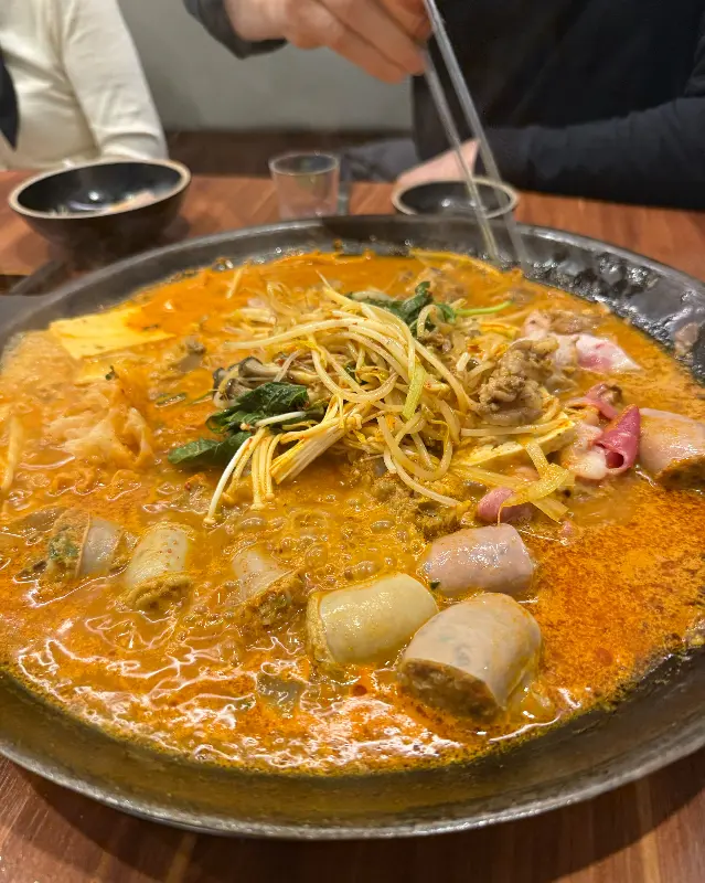 얼큰한 국물이 일품인 순대전골