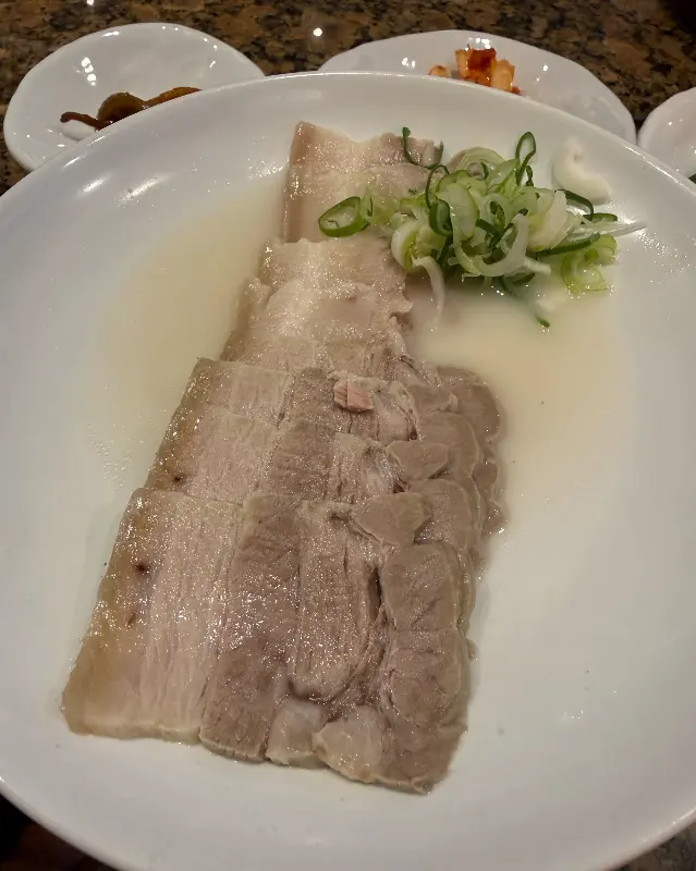 윤기가 흐르는 수육