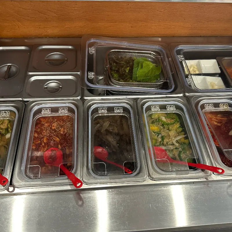 깔끔하게 정돈된 셀프바의 모습