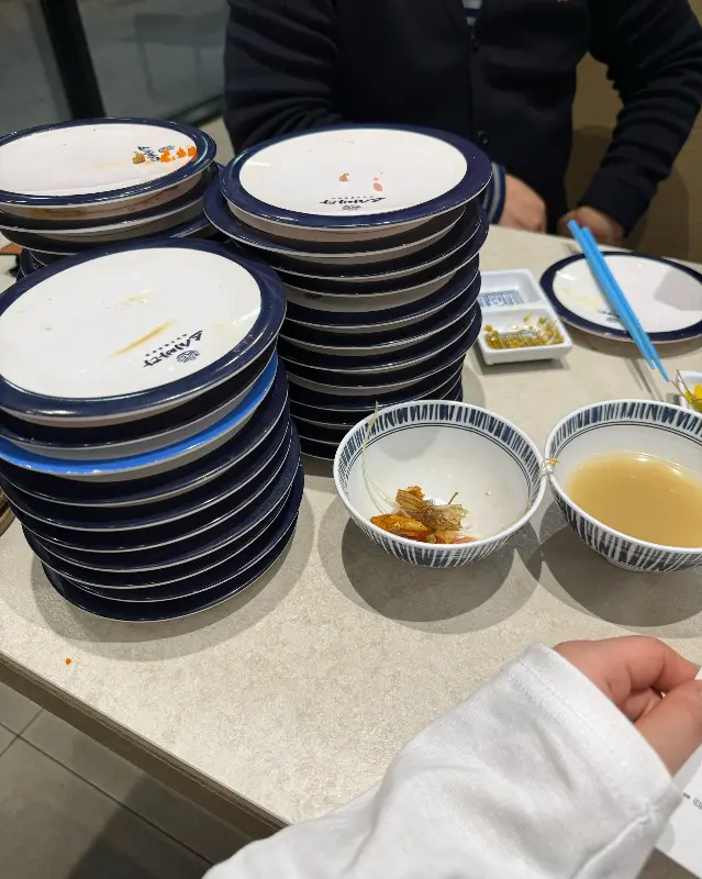 테이블에 쌓인 빈 접시들