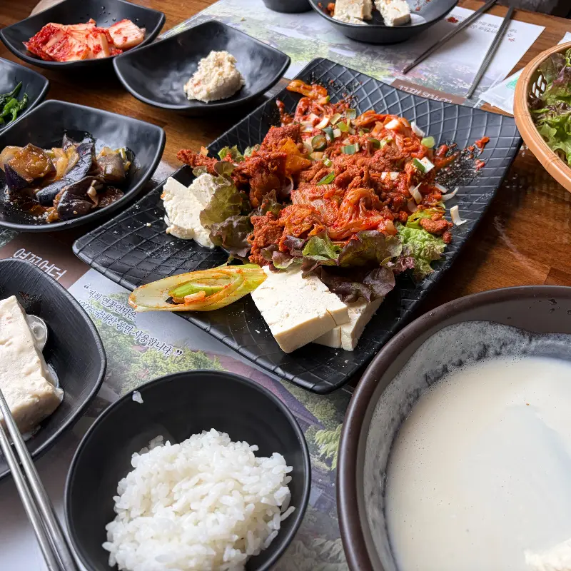 두부와 제육볶음이 함께 제공되는 세트 메뉴
