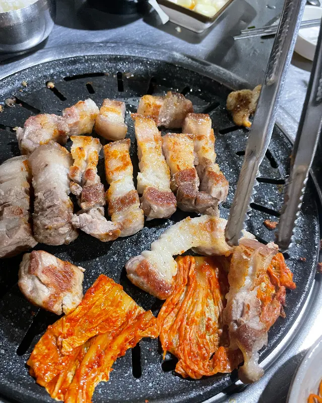 구워진 고기와 김치의 조화
