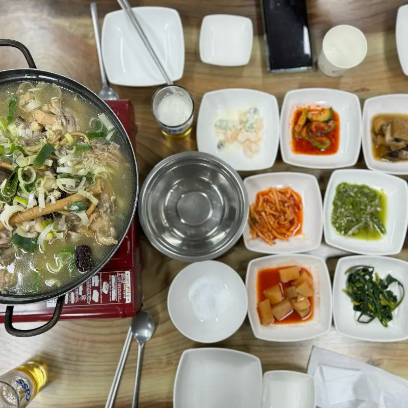 다채로운 밑반찬이 가득 차려진 테이블