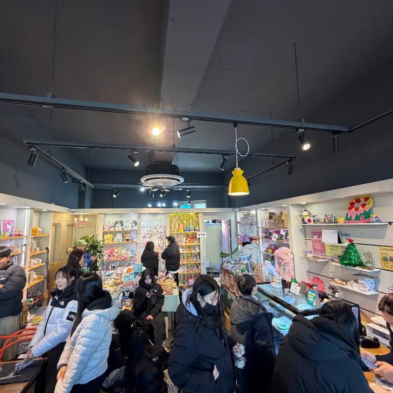 가게 내부의 혼잡한 모습