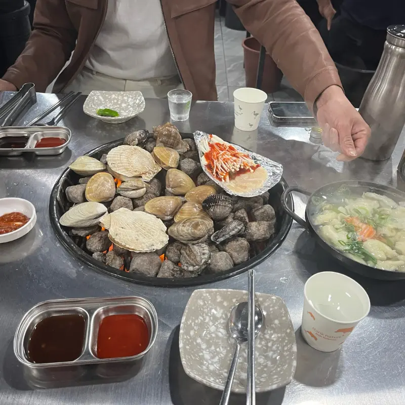 다양한 해산물을 맛볼 수 있는 맥반석조개구이