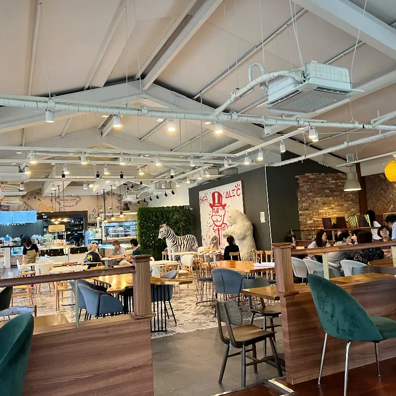 넓고 쾌적한 매장 내부