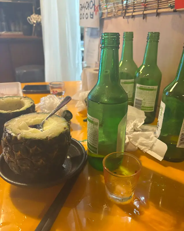 술과 안주가 놓인 테이블